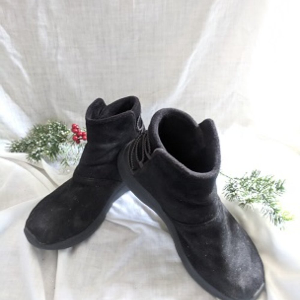 *Ladies black Skecher ankle boots*